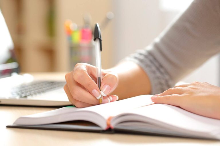 lawyer in dubai on a writing course